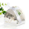Silberne lasergeschnittene Hochzeit-Gastgeschenkbox mit weißer Schleife in Brückenform - Reflektierendes Silber