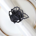 Elegante servilletero de papel negro cortado con láser con diseño de rosa sobre un plato - Negro