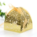 Elegante goldene lasergeschnittene Süßigkeitenschachtel mit Blumenmustern und Seidenband - Reflektierendes Gold