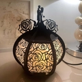 Lanterna di carta con rose traforate, silhouette di coppia romantica e luce calda - Nero