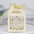 Dettaglio del design della rosa tagliata al laser e nastro champagne sulla scatola regalo - Beige (Stella di Gioielli)