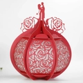 Lanterna di carta rossa 3D con motivi a rose e sagoma di una coppia romantica - Rosso