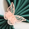 Rond de serviette papillon rose découpé au laser avec motifs évidés sur tissu vert - Rose