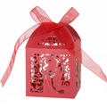 Boîte cadeau rouge découpée au laser avec silhouette de mariés et nœud en ruban élégant - Rouge Perlé