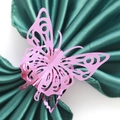 Servilletero mariposa rosa metalizado cortado por láser sobre satén verde oscuro - Polvo para uñas