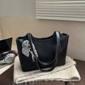 Minimalistische schwarze Kunstledershopper mit weißen Kontrastnähten und Seidenschal-Detail - Schwarz