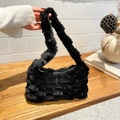 Borsa tote classica in ecopelliccia nera con tracolla in peluche dalla texture morbida - Nero
