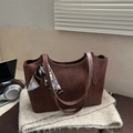 Braune Shopper-Tasche aus Kunstleder mit modischem Seidentuch und Kontrastnähten - Hellbraun