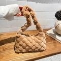 Borsa tote in peluche marrone chiaro in morbida ecopelliccia con trama intrecciata - Marrone