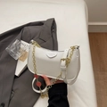 Bolso de hombro blanco en cuero lichi con cadena de fresa dorada y correa ajustable - Blanco