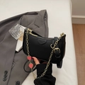 Bolso de hombro de cuero negro con cadena dorada y colgantes de fresas rojas para mujer - Negro