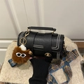 Borsa a tracolla cilindrica nera con cuciture bianche e ampia tracolla etnica colorata - Con Ciondolo / Nero