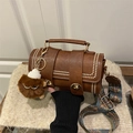 Borsa a tracolla cilindrica marrone retrò con borchie e tracolla in stile boho - Con Ciondolo / Marrone