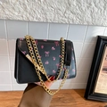 Schwarze Lederhandtasche mit rosa Schleifen- und Blumenmuster, Goldkette und Riemen - Blumenmuster Schleifen-Stil / Schwarz