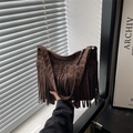 Bolso tote marrón oscuro con estampado de leopardo, flecos largos y correa ajustable - Marrón