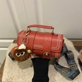 Borsa a tracolla cilindrica rossa retrò con tracolla etnica e ciondolo di peluche - Con Ciondolo / Rosso