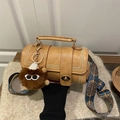 Borsa a cilindro marrone retrò con rivetti dorati e tracolla ricamata colorata - Con Ciondolo / Marrone