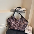 Große Shopper-Tasche mit Leopardenmuster, schwarzen Henkeln und goldenem Drehverschluss - Kaffeebraun