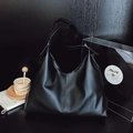 Bolso tote grande negro de estilo minimalista con acabado mate y costuras verticales - Negro