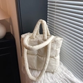 Gesteppte Puffer-Tasche in Cremeweiß mit quadratischer Naht und gepolstertem Schultergurt - Weiß