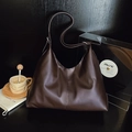 Bolso tote grande de cuero mate marrón oscuro con costuras verticales y herrajes plateados - Marrón