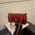 Borsa a mano retrò in pelle verniciata rossa con fibbia dorata e tracolla sottile - Rosso