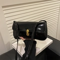 Borsa a tracolla in vernice nera lucida con elegante chiusura a rotazione dorata - Nero