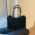 Bolso tote grande de ante negro con herrajes dorados y diseño minimalista elegante - Negro