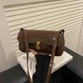 Borsa a spalla in pelle verniciata marrone con fibbia in metallo dorato e patta - Marrone