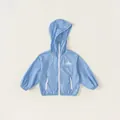 Hellblaue Kinder-Sonnenschutzjacke mit Kapuze, weißem Reißverschluss und Berg-Logo - 80 / Hellblau