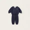 Donkerblauw tweedelig trainingspak voor jongens met borduursel en gelaagde kraaglook - 110 / Marineblauw