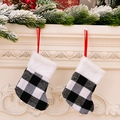 Lot de deux chaussettes de Noël à carreaux noirs et blancs avec bordure en fausse fourrure - Grille Noir Blanc