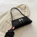 Elegante borsa a tracolla nera in pelle pieghettata con dettaglio fiocco in metallo argento - Nero