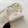 Elegante borsa sottobraccio crema motivo marmo con fiocco argento su blazer - Bianco