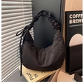 Borsa a spalla nera a pieghe stile croissant con lacci e design a nuvola - Nero
