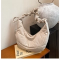 Elegante borsa a vassoio beige trapuntata con manico arricciato e interno spazioso - Beige
