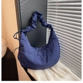 Borsa a mezzaluna trapuntata blu scuro con manico arricciato e morbido tessuto nylon - Blu
