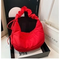 Borsa a nuvola trapuntata rossa da donna con tracolla arricciata e forma a mezzaluna - Rosso