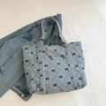 Lichtblauwe corduroy tote bag met gewatteerd ruitpatroon en zwarte strikprint - Blauw