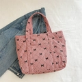 Roze corduroy shopper met zwarte strikprint en een gewatteerd ruitpatroon - Roze