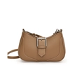 Bolso bandolera de media luna en cuero marrón con hebilla plateada y correa fina - Caqui