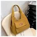 Detail van de mosterdgele canvas draagtas met modieuze leren patch en voorzak - Khaki