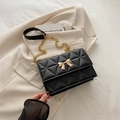 Elegante borsa a tracolla trapuntata nera con fiocco dorato e tracolla a catena - Nero