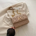 Borsa a tracolla beige trapuntata con fibbia a fiocco dorato e catena elegante - Cachi