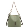 Sac seau vert tendance avec chaîne dorée et poignée ornée d'un foulard fleuri - Vert