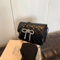 Bolso acolchado negro con hebilla de lazo de cristal y elegante correa de cadena - L / Negro
