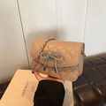 Bolso bandolera beige acolchado con lazo de cristal y correa de cadena plateada - L / Caqui
