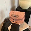Chique roze gewatteerde crossbodytas met een strass-strik en zilveren kettingriem - Roze