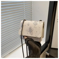 Détail d'un sac bandoulière crème avec imprimés papillons et bandoulière en chaîne - Style Argent Petit (8613-HJ)
