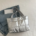 Sac fourre-tout matelassé argenté avec surpiqûres carrées et bandoulière en tissu - Argent